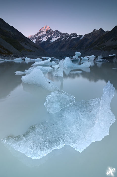 Icebergs in the Hooker Lake, Aoraki / Mt. Cook National Park, South Island New Zealand