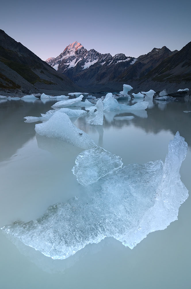 Icebergs in Hooker Lake, Mount Cook / Aoraki National Park, New Zealand