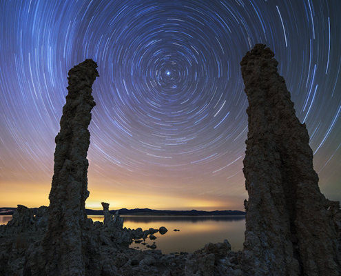 mono-lake-night-stars-trails