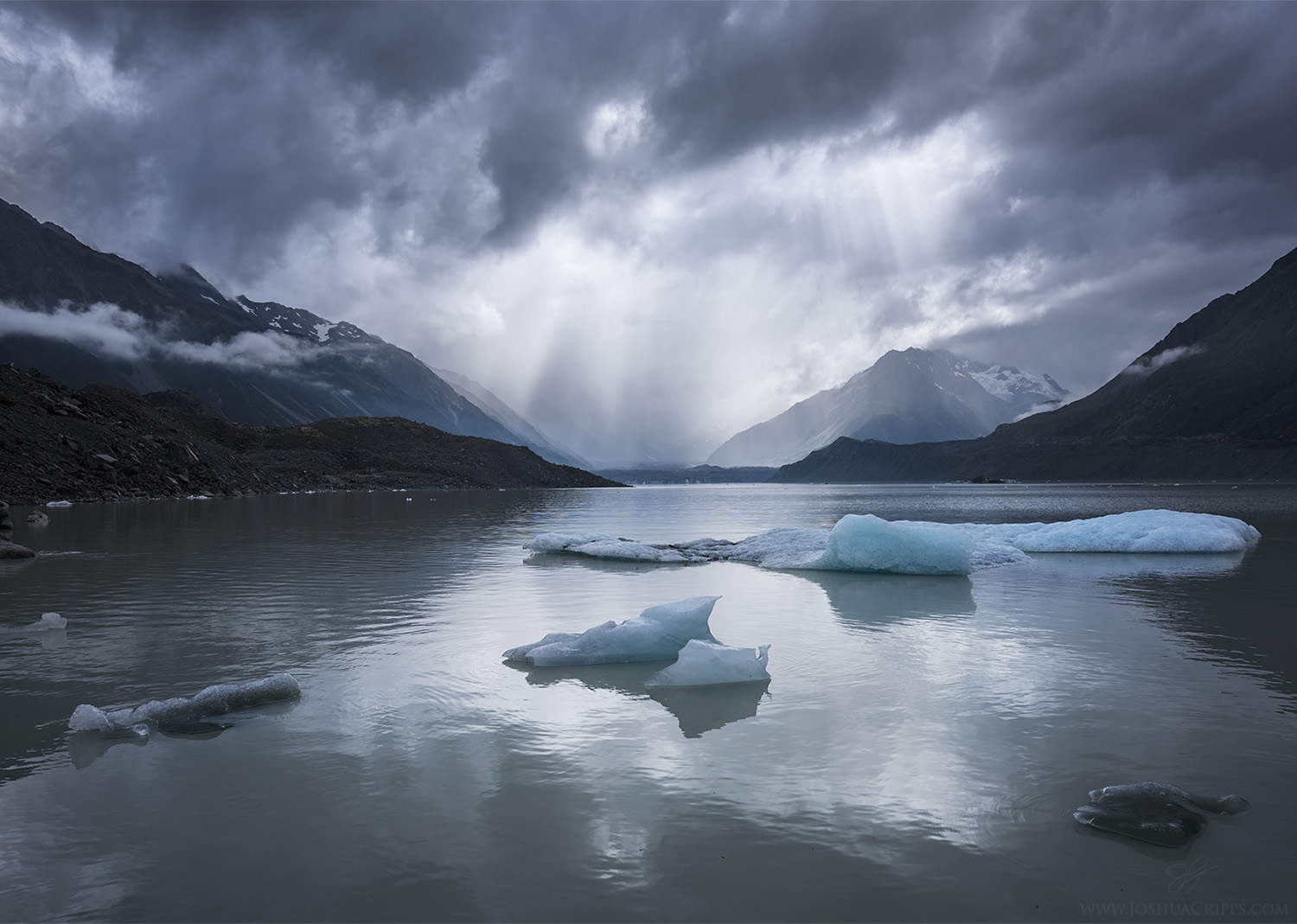 tasman-lake-icebergs-clouds