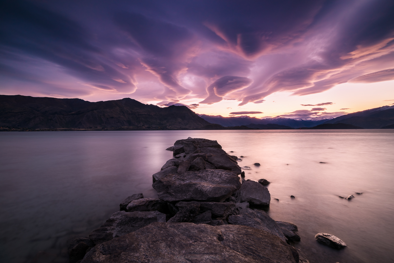 New-Zealand-Lake-Wanaka-Lenticular-sunset