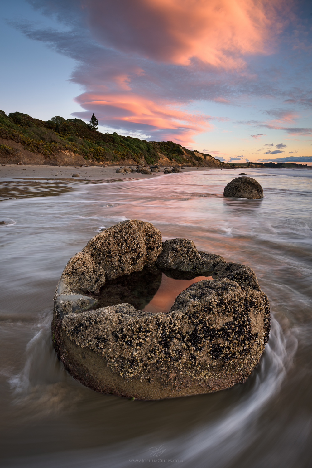 New-Zealand-Moeraki-Boulders-sunrise