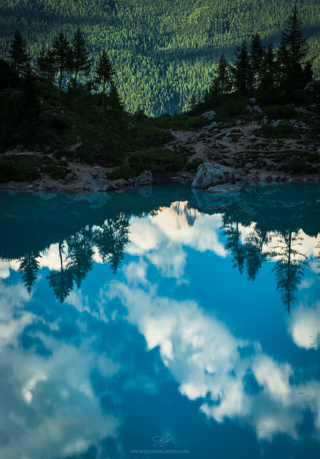 lago-di-sorapis-reflection-dolomites-italy