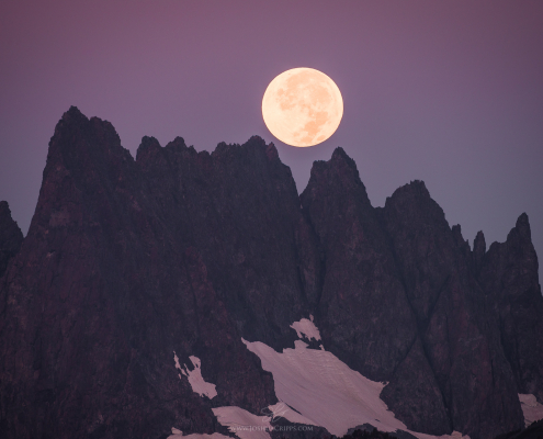 minarets-mammoth-full-moon
